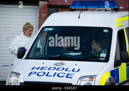 Caerphilly, Wales, UK. 1. Mai 2014. Eine Szene des Verbrechens Offizier und Polizei am Tatort. Ein 24 Jahre alter Mann ist in einer schweren, aber stabilen Zustand nach eine dreifache Messerstecherei auf Snowden Gericht, Lansbury Park, Caerphilly letzte Nacht. Ein 23 Jahre alter Mann und eine Frau wurden auch erstochen.  (Foto von Matthew Horwood/Alamy Live-Nachrichten) Stockfoto