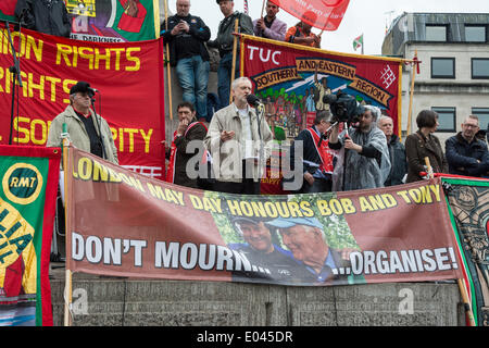 London UK. 1. Mai 2014.  Jeremy Corbyn, Arbeits-Wartungstafel für Islington North befasst sich das Publikum bei einer Kundgebung auf dem Trafalgar Square nach der traditionellen Maifeiertag Gewerkschaft marschieren durch London. Veranstaltung in diesem Jahr ehrte Labour-Politiker Tony Benn und RMT Gewerkschaftsführer Bob Crow, die früher in diesem Jahr starb. Bildnachweis: Patricia Phillips/Alamy Live-Nachrichten Stockfoto