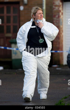 Caerphilly, Wales, UK. 1. Mai 2014. Schauplatz des Verbrechens Offiziere verlassen die Szene. Ein 24 Jahre alter Mann ist in einer schweren, aber stabilen Zustand nach eine dreifache Messerstecherei auf Snowden Gericht, Lansbury Park, Caerphilly letzte Nacht. Ein 23 Jahre alter Mann und eine Frau wurden auch erstochen.  (Foto von Matthew Horwood/Alamy Live-Nachrichten) Stockfoto