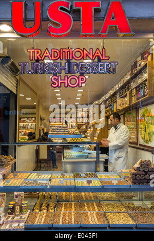 Traditionelle türkische Süßspeise Shop auf der Divan Yolu, in der Nähe der Hippodrom, Sultanahmet, Istanbul, Türkei. Stockfoto