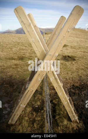 Leiter-Stil über Stacheldrahtzaun auf Foel Fron, Snowdonia, Wales. Stockfoto