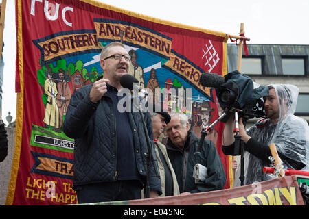 London UK. 1. Mai 2014.  Len McClusky, Generalsekretär der Union vereinigen befasst sich mit die Masse bei einer Kundgebung auf dem Trafalgar Square nach der traditionellen Maifeiertag Gewerkschaft marschieren durch London. Veranstaltung in diesem Jahr ehrte Labour-Politiker Tony Benn und RMT Gewerkschaftsführer Bob Crow, die früher in diesem Jahr starb. Bildnachweis: Patricia Phillips/Alamy Live-Nachrichten Stockfoto