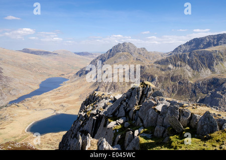 Ogwen Valley und Mount Tryfan gesehen von Y Garn Osten Südgrat in Berge von Snowdonia National Park Ogwen Gwynedd North Wales UK Stockfoto