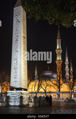 Der ägyptische Obelisk mit dem Sultan Ahmet oder blaue Moschee im Hintergrund. Hippodrom, Sultanahmet, Istanbul, Türkei. Stockfoto