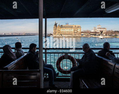 Haydarpasa Bahnhof gesehen von der Eminönü, Passagier-Fähre Kadiköy, Istanbul, Türkei. Stockfoto