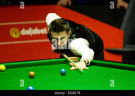 Sheffield, UK. 1. Mai 2014. Mark Selby in Aktion gegen Neil Robertson auf 2014 Dafabet World Snooker Championship Halbfinale Finale 1. Sitzungen (am besten von 33 Frames gespielt mehr als 4 Sitzungen), Crucible Theatre in Sheffield, Yorkshire, England. Bildnachweis: Aktion Plus Sport/Alamy Live-Nachrichten Stockfoto