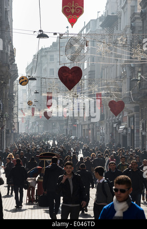 Morgen-Shopper in der Istiklal Caddesi, Unabhängigkeit Street, Beyoglu, Istanbul, Türkei, Stockfoto