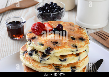 Blueberry Pancake Closeup mit Sirup Krug, Holzspatel und Gabel, Blueberry Bowl und Sonstiges Stockfoto