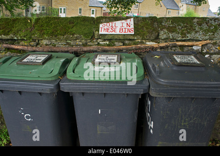 In der Nähe von Grau und Grün umweltfreundliche Recycling Bins, beschriftet und gesäumt, in Kirchhof der Eyam Pfarrkirche, Derbyshire, England, UK. Stockfoto