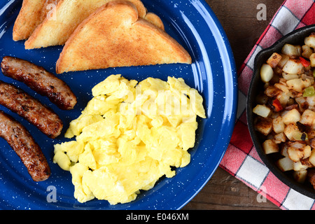 Hohen Winkel Schuss von einem Land Gerangel Ei Frühstück auf einem rustikalen hölzernen Restauranttisch. Stockfoto