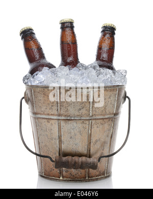 Nahaufnahme von einem alten altmodischen Bier Eimer mit drei braunen Flaschen kaltes Bier. Isoliert auf weiss mit Reflexion. Stockfoto