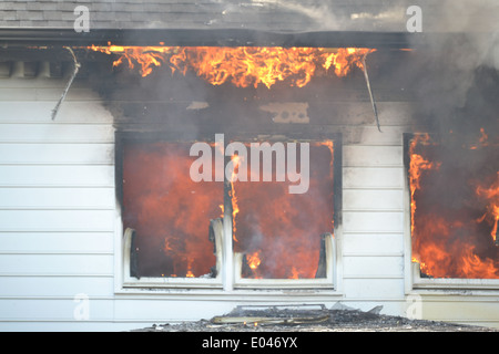 Frei Haus ist im Brandfall Training verbrannt. Stockfoto