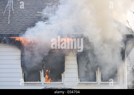 Frei Haus ist im Brandfall Training verbrannt. Stockfoto