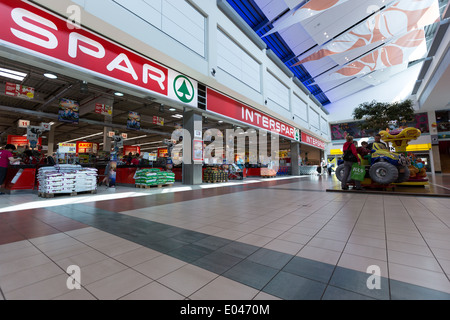 Einkaufswagen von Interspar Supermarkt in Reihen Stockfoto