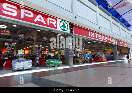 Einkaufswagen von Interspar Supermarkt in Reihen Stockfoto