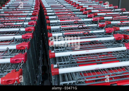 Einkaufswagen von Interspar Supermarkt in Reihen Stockfoto