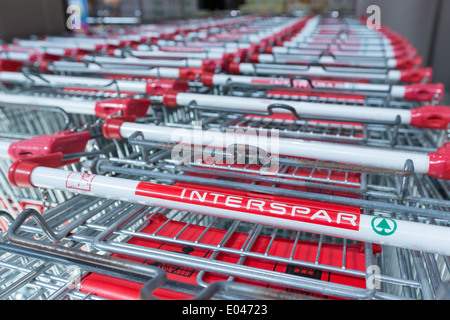 Einkaufswagen von Interspar Supermarkt in Reihen Stockfoto