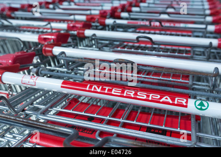 Einkaufswagen von Interspar Supermarkt in Reihen Stockfoto