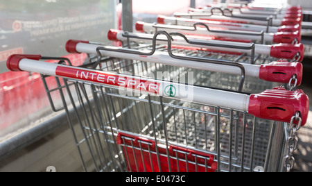 Einkaufswagen von Interspar Supermarkt in Reihen Stockfoto