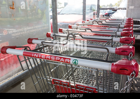 Einkaufswagen von Interspar Supermarkt in Reihen Stockfoto