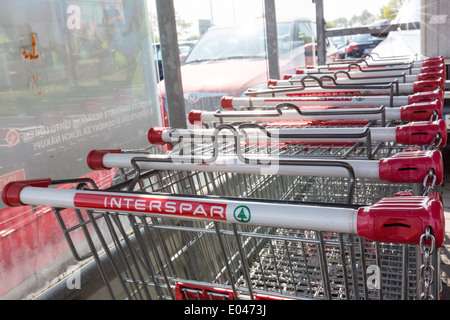 Einkaufswagen von Interspar Supermarkt in Reihen Stockfoto