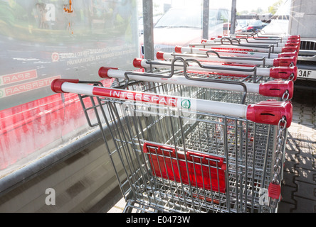 Einkaufswagen von Interspar Supermarkt in Reihen Stockfoto