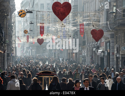 Morgen-Shopper in der Istiklal Caddesi, Unabhängigkeit Street, Beyoglu, Istanbul, Türkei, Stockfoto