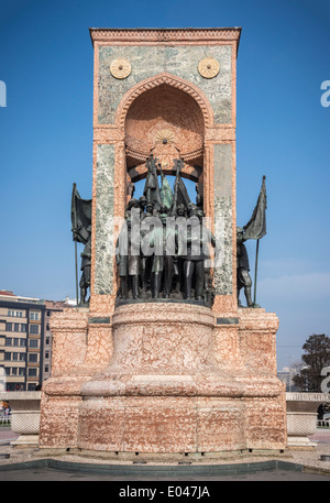 Das Denkmal der Republik, entworfen von Pietro Canonica, am Taksim-Platz, Istanbul, Türkei. Stockfoto