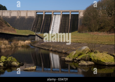 Hohe, steile, Beton Damm am Thruscross Behälter in Wasser Kanal an der Basis der Struktur - North Yorkshire, England, UK fließende wider. Stockfoto