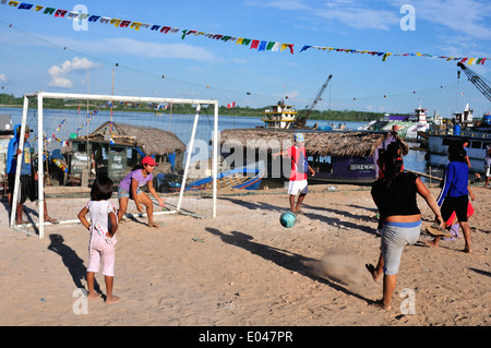 Fußballturnier am Tag von San Pedro und San Pablo - Port des Punchana in IQUITOS. Abteilung von Loreto. Peru Stockfoto