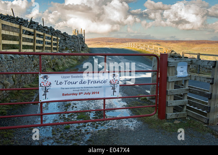 Big Banner zu Metal Gate auf der Straße platziert auf der Route der Tour de France, Besucher zu den oberen Swaledale - Yorkshire Dales, England, UK. Stockfoto