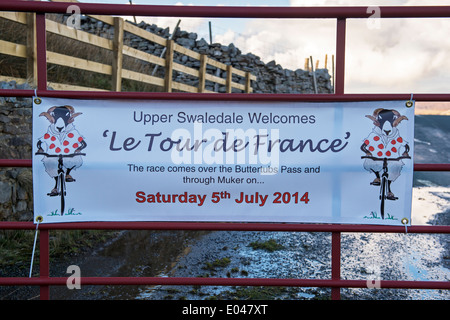 Banner auf der Route der Tour de France (Yorkshire) begrüßen die Besucher nach oben Swaledale gelegt. Stockfoto