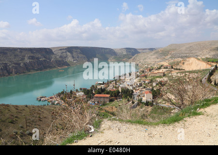 Das Dorf Halfeti teilweise durch die birecik Damm unter Wasser durchläuft die Entwicklung auf dem Euphrat, Sanliurfa Provinz im Südosten der Türkei Stockfoto