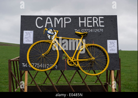 Aufmerksamkeitsstarke Werbung & gelb Bike im Feld, auf der Route der "Grand abzuweichen", um Pop-up-Werbung Campingplatz - Skipton, North Yorkshire, England, UK. Stockfoto