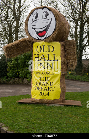 Hohe Gestalt aus Strohballen & gelbe Banner ist einladend Besucher & Werbung "Old Hall Inn Pub - Threshfield, North Yorkshire, England, UK. Stockfoto