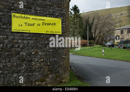 Gelbes Banner auf Stein Haus Wand, auf der Route der Tour de France (Yorkshire) Besucher zu Buckden, malerischen Dorf in Yorkshire Dales - England, UK. Stockfoto