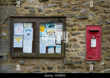 Annehmlichkeiten für Bewohner - close-up von Broschüren und Hinweise zu Buckden Pfarrei Aushang von Dorf Post Box angeheftet - North Yorkshire, England, UK. Stockfoto