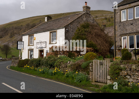 Buckden shop oder Shop, Restaurant und Teestube, kleine Geschäfte in attraktiven, weiß getünchtes Gebäude im ruhigen, ländlichen Dorf - North Yorkshire, England, UK. Stockfoto