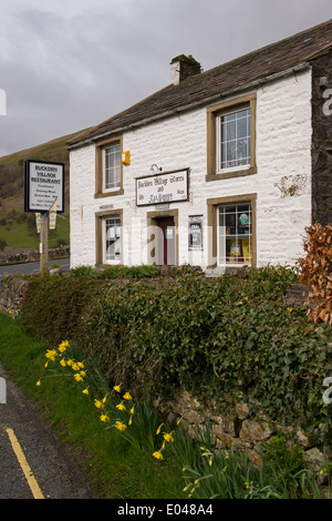 Buckden shop oder Shop, Restaurant und Teestube, kleine Geschäfte in attraktiven, weiß getünchtes Gebäude im ruhigen, ländlichen Dorf - North Yorkshire, England, UK. Stockfoto