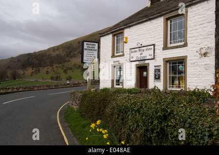 Buckden shop oder Shop, Restaurant und Teestube, kleine Geschäfte in attraktiven, weiß getünchtes Gebäude im ruhigen, ländlichen Dorf - North Yorkshire, England, UK. Stockfoto