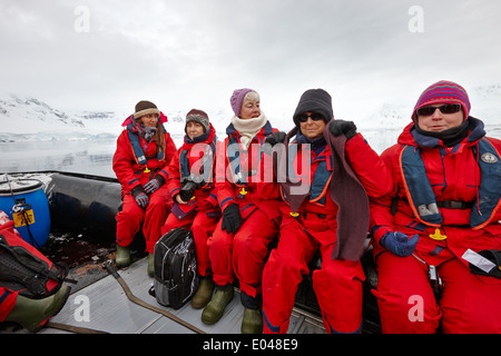 Frauen-Passagiere an Bord ein Zodiac während der Fahrt in der Antarktis Stockfoto
