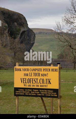 Holz- Plakat werbung sign Pop-up Camp Site in einer landschaftlich reizvollen ländlichen Bereich durch Felsen, auf dem Weg der 'Grand Fahren" - Burnsall, Yorkshire, England, UK. Stockfoto