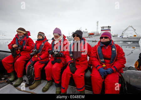 weibliche Passagiere an Bord ein Zodiac-Schlauchboot auf Exkursion Fournier Bucht Antarktis Stockfoto