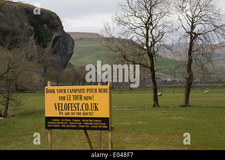 Holz- Plakat werbung sign Pop-up Camp Site in einer landschaftlich reizvollen ländlichen Bereich durch Felsen, auf dem Weg der 'Grand Fahren" - Burnsall, Yorkshire, England, UK. Stockfoto