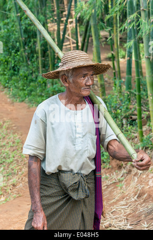 Porträt eines alten Mannes mit einem Stiel aus Bambus, Inle-See, Myanmar Stockfoto
