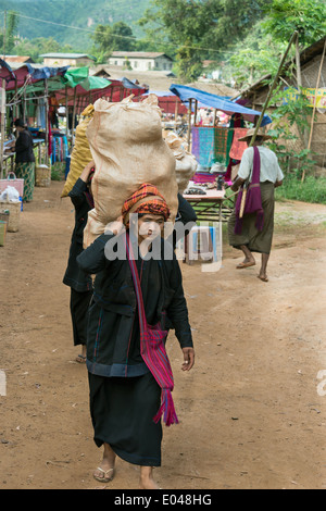 PA-O Frauen tragen schwerer Lasten mit Trumplines auf dem Inle-See-Markt, Myanmar Stockfoto