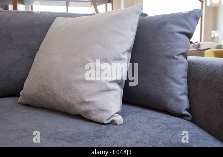 Nahaufnahme Detail Kissen auf Sofa im Wohnzimmer Stockfoto