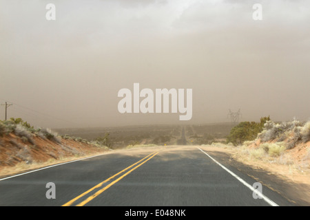 Sand und Staub weht und driften über die Autobahn-Straße im Südwesten Stockfoto