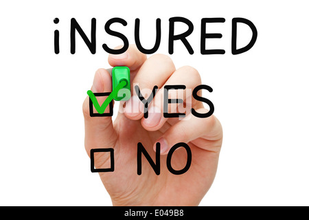 Hand ja Versicherten Häkchen mit grüne Markierung aufsetzen. Stockfoto