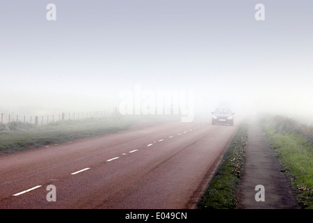 Auto im Nebel auf einem Land Straße, England, UK Stockfoto